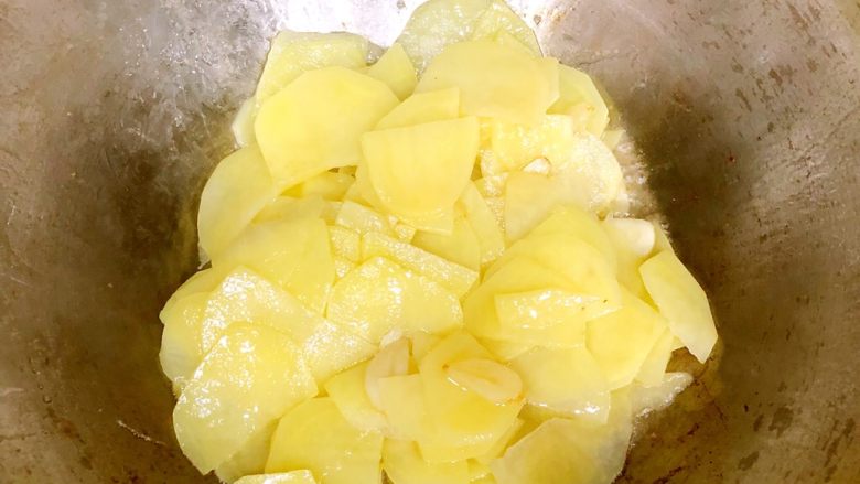 麻辣土豆片,炒至土豆片7成熟,转中火