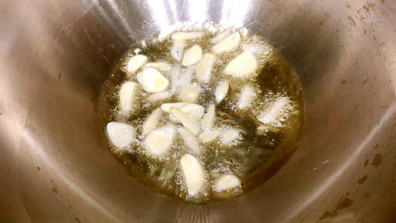 麻辣土豆片,烧至8成热,放入蒜,翻炒出香味