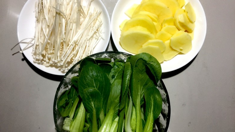 秘制麻辣香锅,食材洗净装盘,<a style='color:red;display:inline-block;' href='/shicai/ 23'>土豆</a>削皮切片