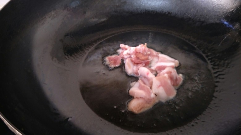 圆辣椒炒肉片,锅中加油,放入肉片炒。