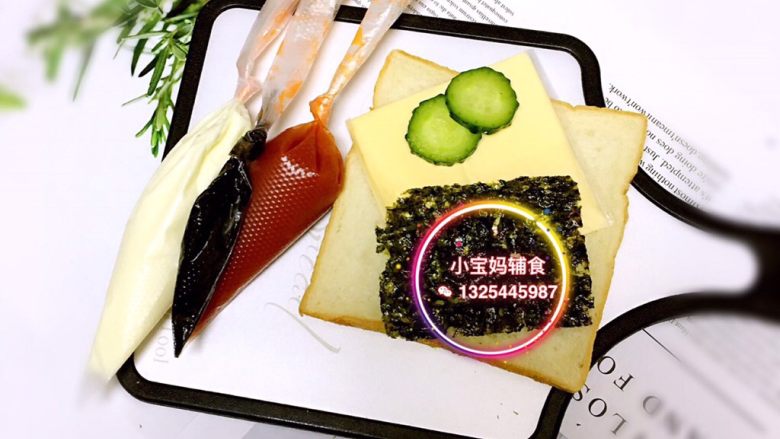 吐司海绵宝宝,食材：<a style='color:red;display:inline-block;' href='/shicai/ 585'>吐司</a>、<a style='color:red;display:inline-block;' href='/shicai/ 62159'>芝士片</a>、<a style='color:red;display:inline-block;' href='/shicai/ 86968'>黄瓜片</a>、<a style='color:red;display:inline-block;' href='/shicai/ 699'>番茄酱</a>、<a style='color:red;display:inline-block;' href='/shicai/ 4856'>沙拉酱</a>、<a style='color:red;display:inline-block;' href='/shicai/ 141779'>黑芝麻酱</a>、<a style='color:red;display:inline-block;' href='/shicai/ 279'>海苔</a>。