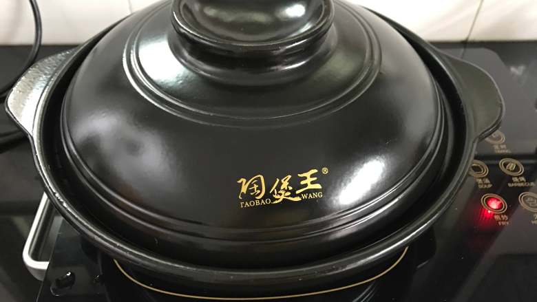 荸荠肉丸汤,盖上砂锅盖子,大火烧开。