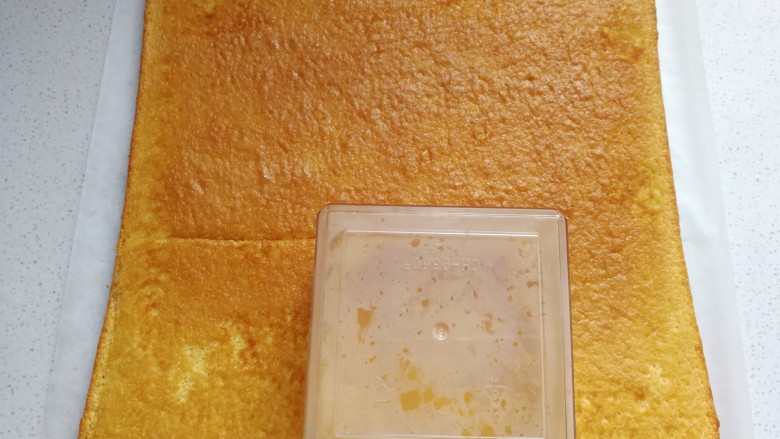 芋泥海绵盒子蛋糕,然后用你所选的盒子扣出所需蛋糕片,剩下的边边可以拼接放底层;