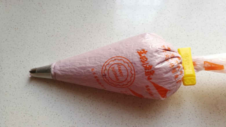 芋泥海绵盒子蛋糕,接下来,混合剩下的奶油和芋泥,喜欢紫色深点多芋泥少奶油,喜欢紫色浅点就多奶油少芋泥,自己灵活调节哈!混合均匀后装入裱花袋,记得先装上自己喜欢的裱花嘴;