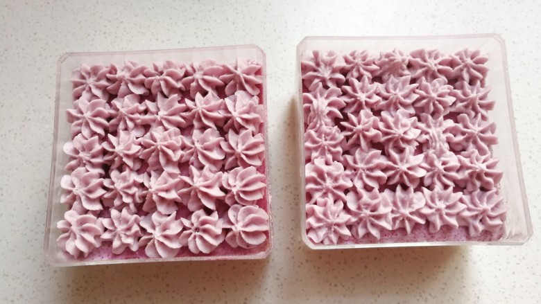 芋泥海绵盒子蛋糕,然后均匀整齐的挤上奶油芋泥,自由发挥,想怎么挤就怎么挤哈;