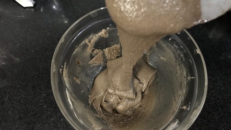 可可马卡龙(不用色素更健康),最后翻拌成可以顺利的淌下为止。