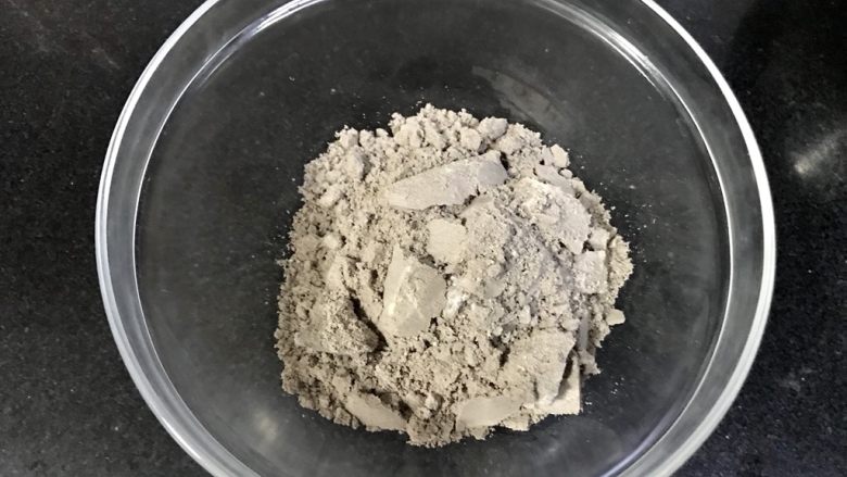 可可马卡龙(不用色素更健康),把磨好的粉粉倒入打蛋盆里。