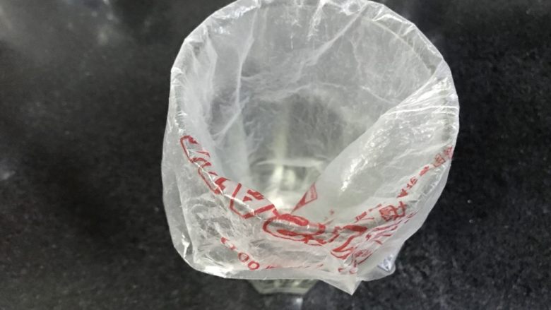 可可马卡龙(不用色素更健康),先做准备工作,省的到时候手忙脚乱,把裱花嘴装入裱花袋,套在深点的杯子里。