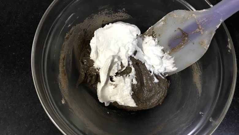 可可马卡龙(不用色素更健康),再加入最后剩下的蛋白霜,这次手法也是要轻柔,切拌和翻拌。