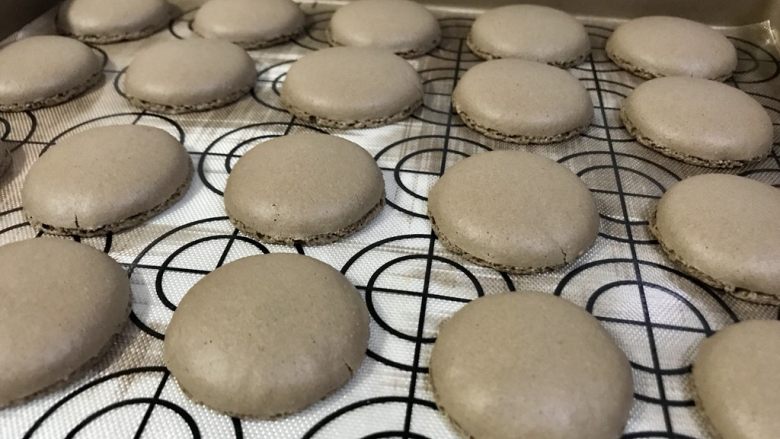 可可马卡龙(不用色素更健康),出炉。