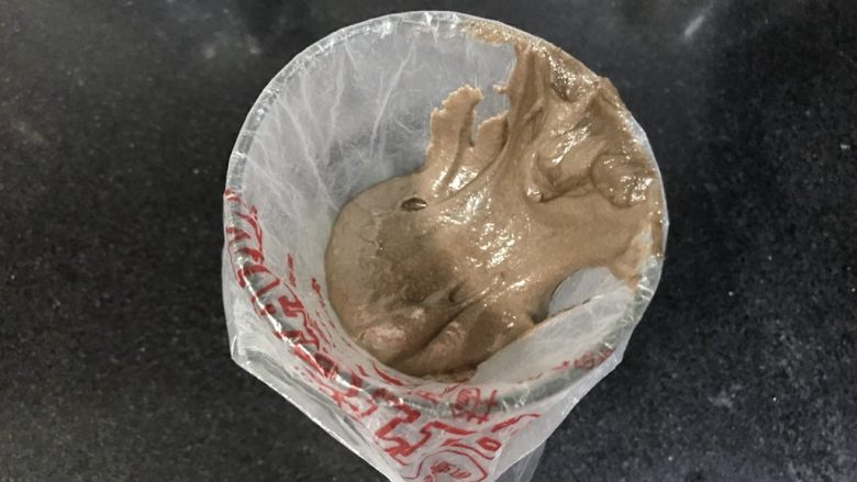 可可马卡龙(不用色素更健康),装入裱花袋。