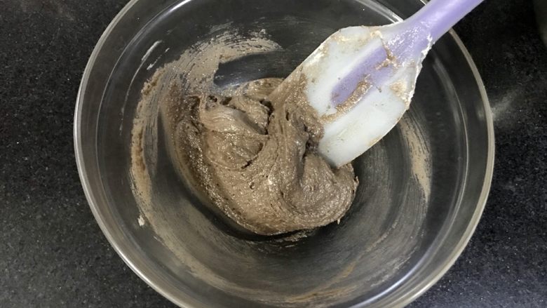 可可马卡龙(不用色素更健康),翻拌均匀,里面没有疙瘩。