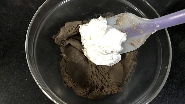 可可马卡龙(不用色素更健康),再加入三分之一的蛋白霜,这次手法要轻柔了,切拌和翻拌。