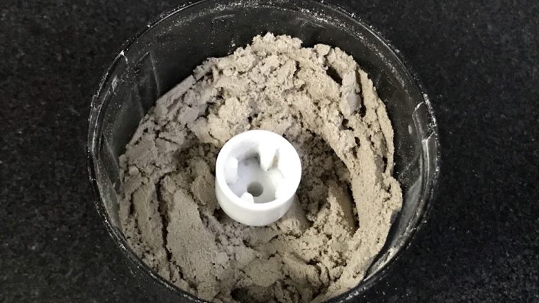 可可马卡龙(不用色素更健康),磨30秒钟,备用。