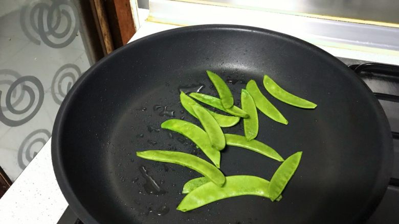 迷你小热狗,荷兰豆也在锅里翻炒一下,至熟。