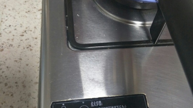 鸡腿手抓饼,不粘平底锅将锅烧热,怎么判断锅是否热将手放在锅上方是否有热气冒上来。