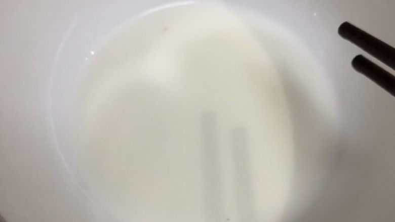 赛螃蟹,准备好生粉水,蛋白量的一半。倒入蛋白中较大均匀,加一点盐调味。