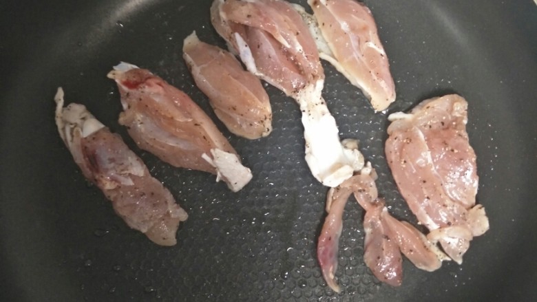 鸡腿手抓饼,锅里放一点油将鸡腿皮朝下,这时将火关成小火煎。