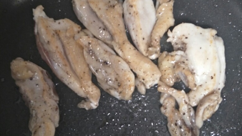 鸡腿手抓饼,鸡皮煎制微黄将鸡腿翻身,再煎别外一面,大概煎5分钟用筷子叉一下肉没有看到红色的肉那就煎好了。开中小火再翻炒一下就可以出锅了。