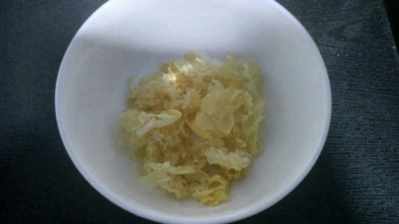 电饭煲 桂圆莲子银耳羹,准备<a style='color:red;display:inline-block;' href='/shicai/ 232'>银耳</a>并剪碎。