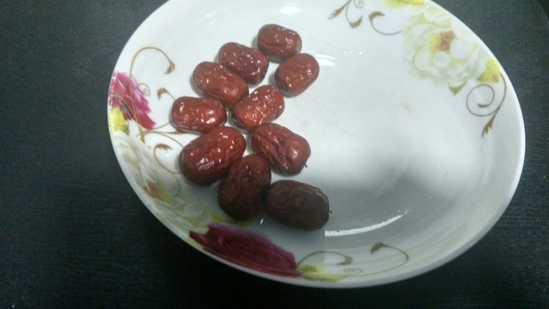 电饭煲 桂圆莲子银耳羹,准备<a style='color:red;display:inline-block;' href='/shicai/ 2470'>红枣</a>。