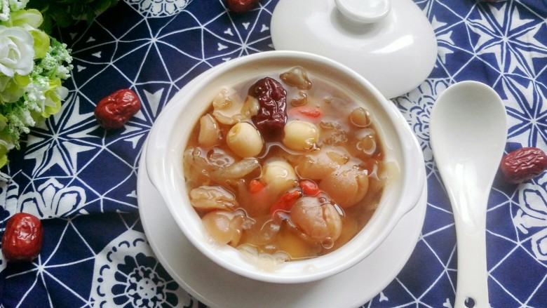 电饭煲 桂圆莲子银耳羹,喝上一口,甜蜜蜜的。