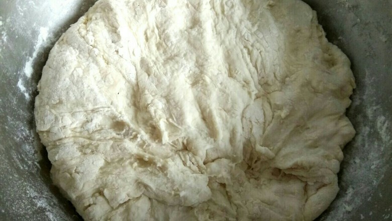 发面豆沙饼,把面揉在一起,盖上盖子,常温静置发酵四十分钟。以自己室内的温度而定,温度低就得时间长点