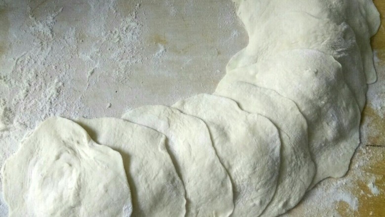 发面豆沙饼,用擀面杖擀成皮,不用太薄