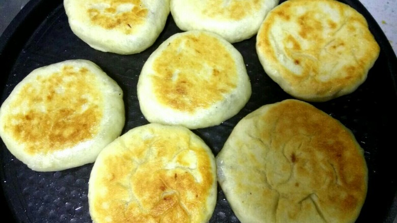 发面豆沙饼,一面焦黄翻面,另一面变焦黄出锅