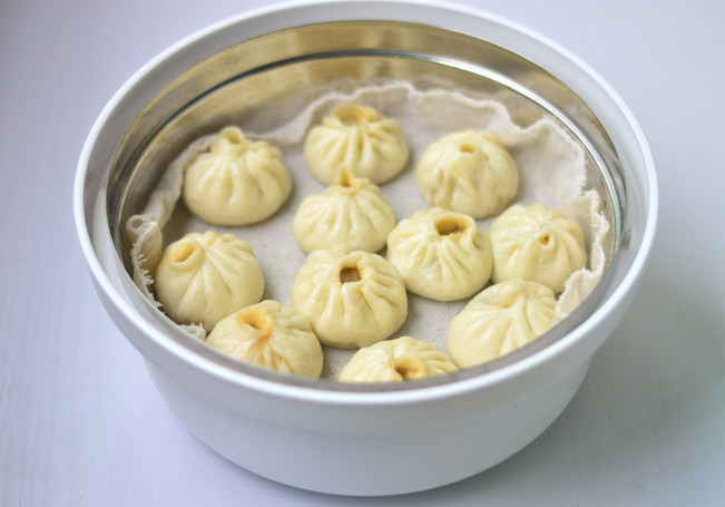 香葱小肉包,入蒸锅,大火蒸10分钟左右,蒸好后先不要开盖子,焖5、6分钟