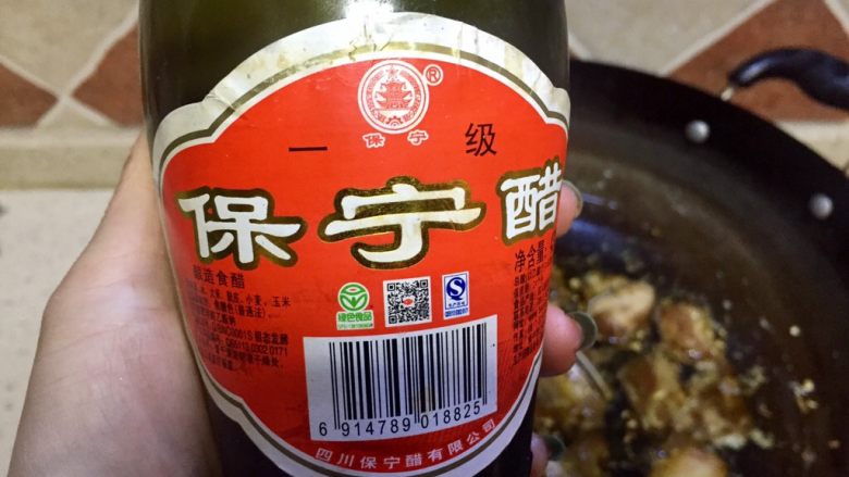 糖醋排骨,我放的保宁醋,锅里加入醋4勺