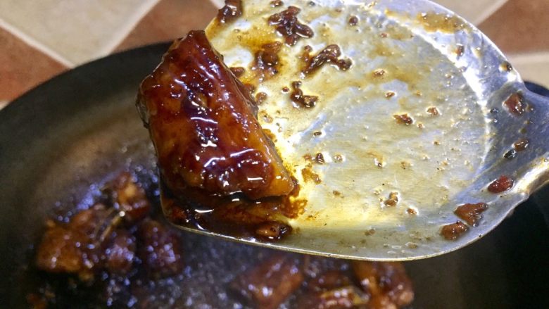 糖醋排骨,排骨烧制半小时左右汤汁快干了,排骨上色焦黄,酸甜飘香,忍不住会吞口水的节奏了