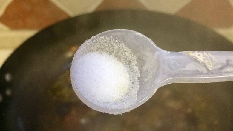 糖醋排骨,加入食盐少许,然后搅拌一下,加盖中小火烧排骨,中途需搅拌