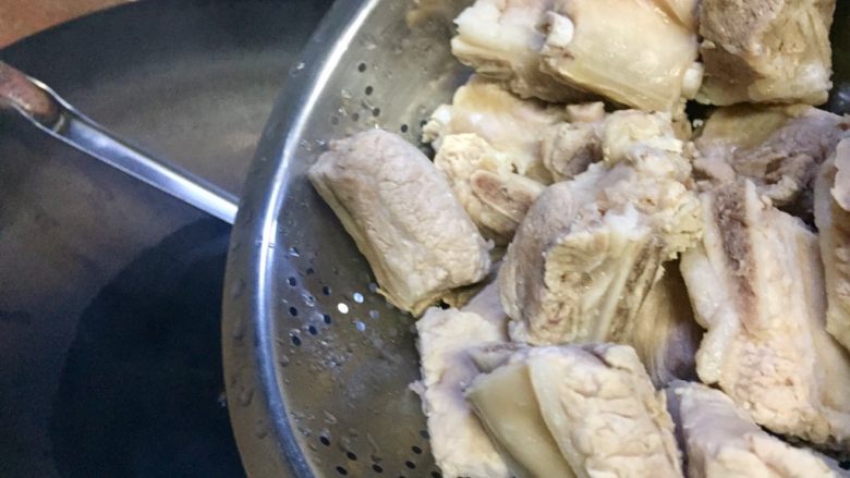 糖醋排骨,放入排骨用油煎炒,排骨炒制变色稍微焦化