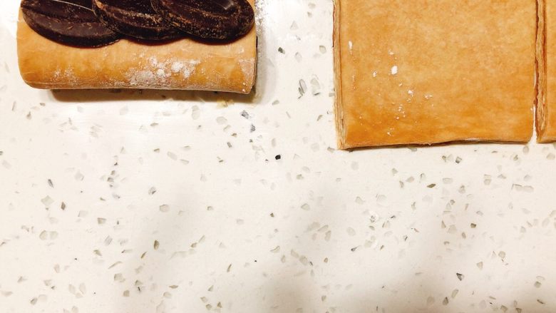 美味脏脏包,或者像这样把馅分两份,一份放在底部,先卷一下压紧,再放另一半往上卷。