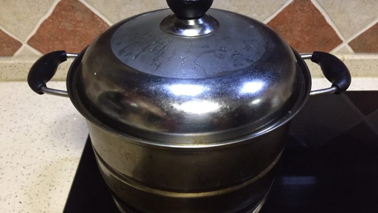 牛奶虾仁蒸蛋,带蒸格的锅烧水,备蒸