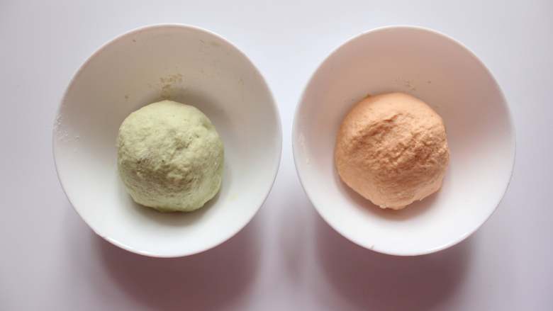 双色贝壳面(适合12个月以上的宝宝),胡萝卜和油菜汁分别于面粉1:2的比例活成面团