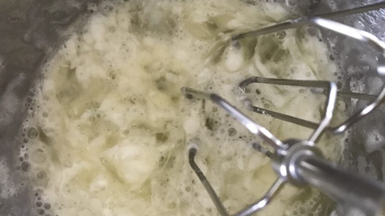 紫薯溶豆(附带紫薯泥做法),用电动打蛋器稍微混合一下避免飞溅