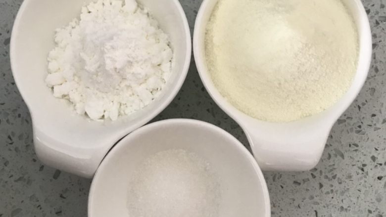 紫薯溶豆(附带紫薯泥做法),称好所有材料,烤盘铺好油布或者油纸,硅胶垫都可以。