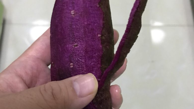 紫薯溶豆(附带紫薯泥做法),用去皮器去皮