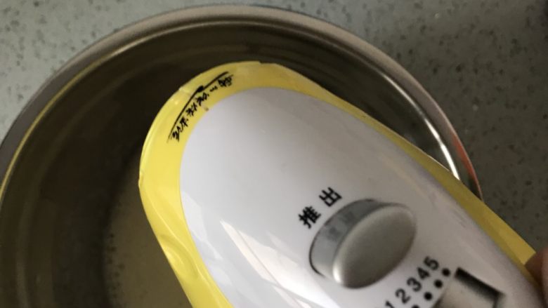 紫薯溶豆(附带紫薯泥做法),打发蛋白之前,烤箱提前上下火100度预热10分钟,我用的中速打的蛋白。