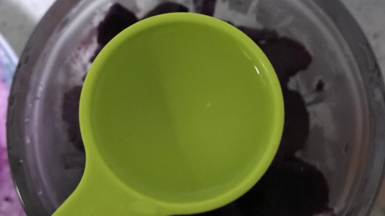 紫薯溶豆(附带紫薯泥做法),加入七大勺白开水,加水要一勺勺加,开动料理机转一转,如果稠转不动,再加下一勺水,千万不要一次性加太多,<a style='color:red;display:inline-block;' href='/shicai/ 211531'>紫薯泥</a>太稀会导致蛋白消泡。