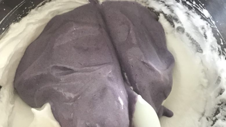 紫薯溶豆(附带紫薯泥做法),这次翻拌要用切拌的手法,不要画圈搅拌,否则会消泡