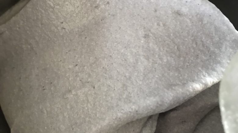 紫薯溶豆(附带紫薯泥做法),拌好的状态一定是很稠的状态,如果稀的像水一样,那么就是消泡了。