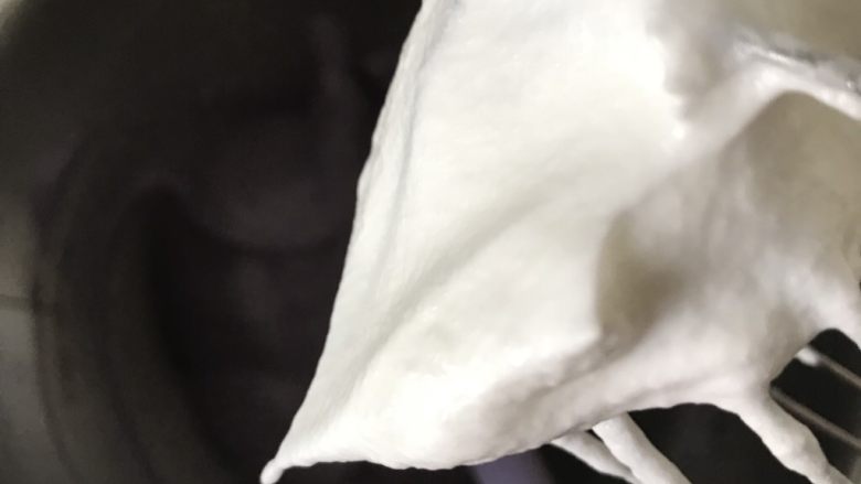 紫薯溶豆(附带紫薯泥做法),取三分之一蛋白与紫薯泥混合均匀