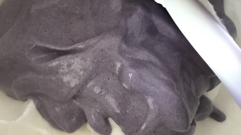 紫薯溶豆(附带紫薯泥做法),翻拌好的面糊倒入剩下的蛋白里
