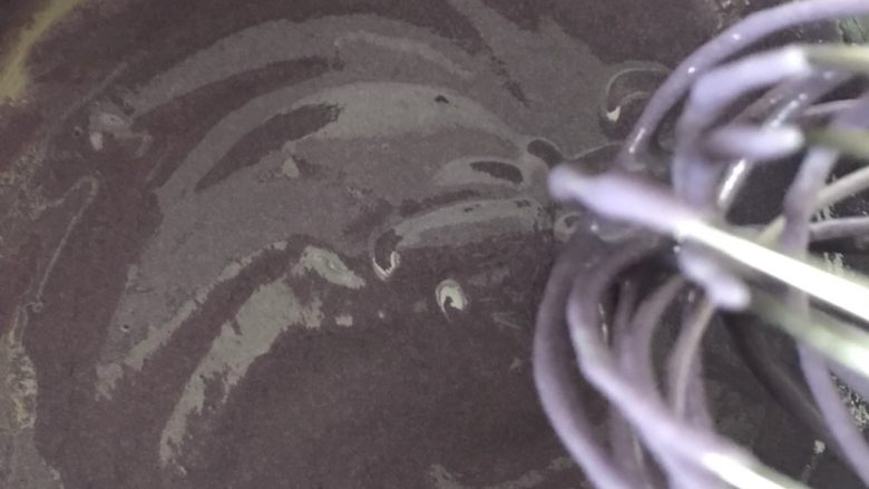 紫薯溶豆(附带紫薯泥做法),用蛋抽搅打均匀细腻