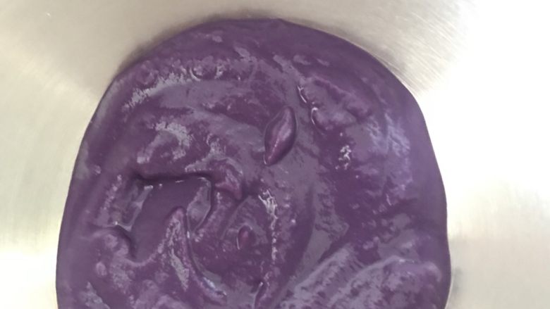 紫薯溶豆(附带紫薯泥做法),这个紫薯泥我后来又加了些水调了一下,因为紫薯特别干,太稠了我怕与蛋白混合不均匀,所以又调了一下。