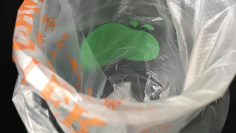 紫薯溶豆(附带紫薯泥做法),这步提前准备好,裱花嘴装入裱花袋,套进一个高点的杯子里。