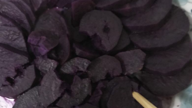 紫薯溶豆(附带紫薯泥做法),判断是否熟,用筷子能轻松扎进去就好了。